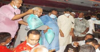 গোবিন্দগঞ্জে বর্ন্যাতদের মাঝে স্বেচ্ছাসেবক লীগের খাদ্যসামগ্রী বিতরণ