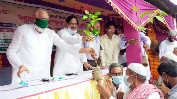 বঙ্গবন্ধুর জন্মশত বর্ষ উপলক্ষে জয়পুরহাটে বৃক্ষের চারা বিতরণ