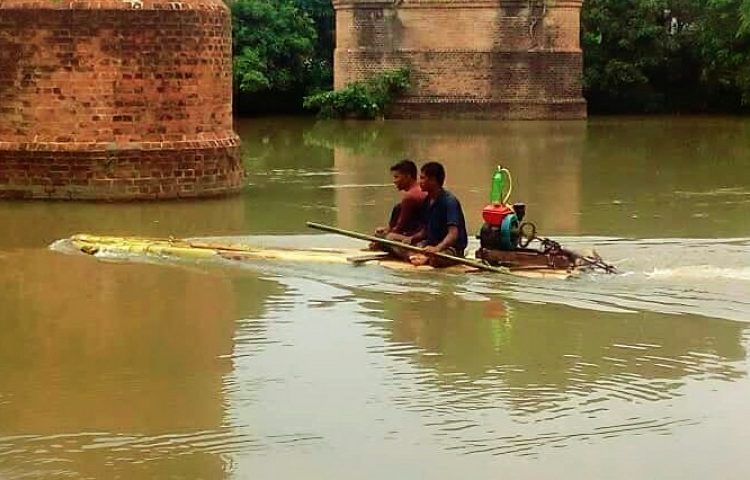 নলডাঙ্গার বারনই নদীতে ইন্জিল চালিত কলা গাছের ভেলা!