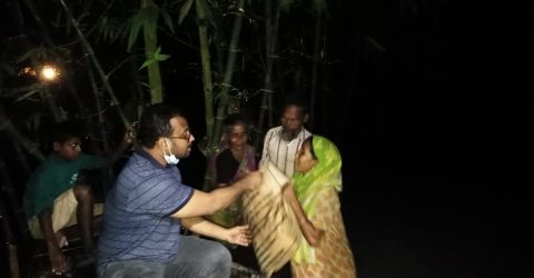 রাতে পানিবন্দী মানুষের মাঝে ত্রাণ নিয়ে ইউএনও উত্তম কুমার