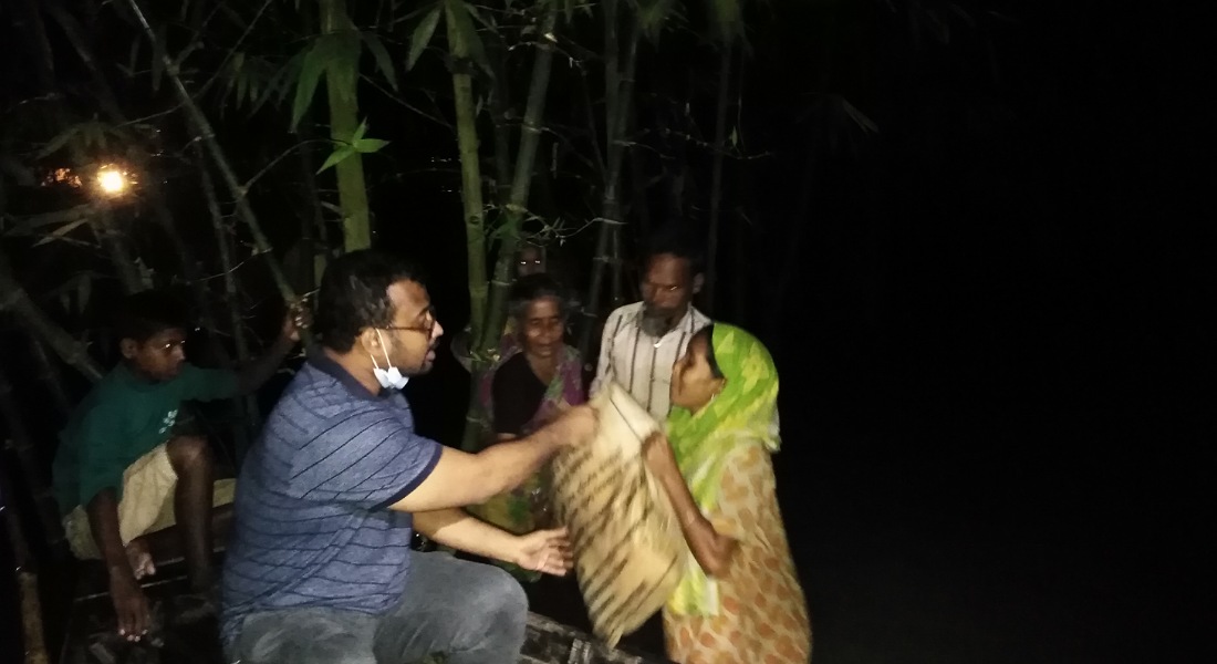 রাতে পানিবন্দী মানুষের মাঝে ত্রাণ নিয়ে ইউএনও উত্তম কুমার