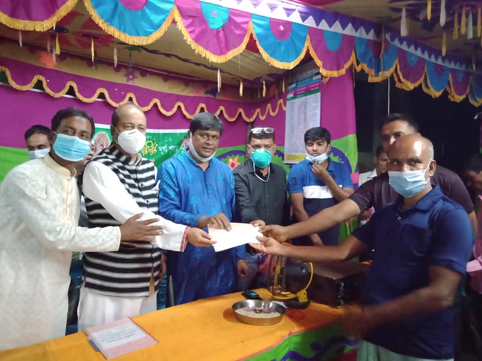 গোবিন্দগঞ্জ উপজেলা চেয়াম্যানের পূজা মণ্ডপ পরিদর্শন; ব্যক্তিগত তহবিল থেকে ১০টি মন্দিরে অনুদান