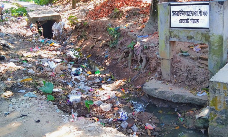 ঘোড়াঘাট পৌরসভা; দুই বছরেও শেষ হয়নি ড্রেনের কাজ