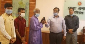 এক টাকার মাষ্টার লুৎফর রহমান; মুঠো ফোন ও নগদ অর্থ অনুদান গাইবান্ধা জেলা প্রশাসকের