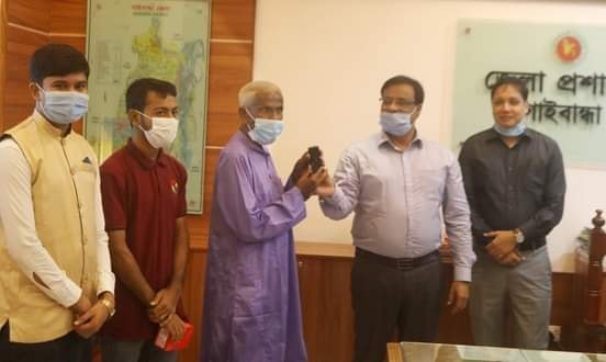 এক টাকার মাষ্টার লুৎফর রহমান; মুঠো ফোন ও নগদ অর্থ অনুদান গাইবান্ধা জেলা প্রশাসকের