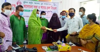 কালীগঞ্জে যুব ও যুব মহিলাদের মাঝে ঋণের চেক বিতরণ