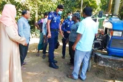 পলাশবাড়ীতে বাঁধে ট্রাক্টর দিয়ে মাটি পরিবহন করায় জরিমানা