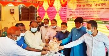 গোবিন্দগঞ্জে ক্ষুদ্র ও প্রান্তিক চাষীদের মাঝে বিনামুল্যে সার ও বীজ বিতরণ
