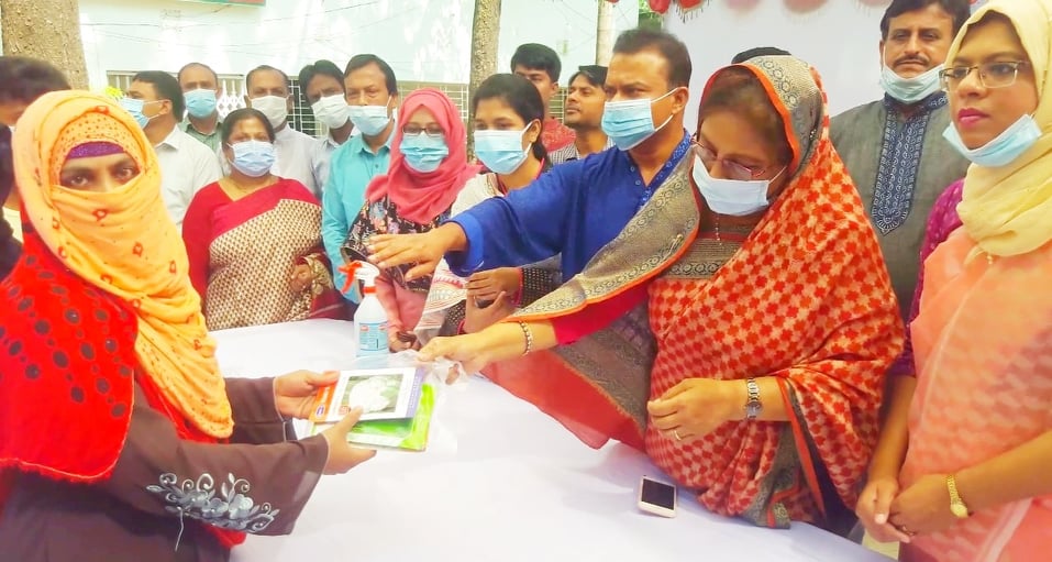 কালীগঞ্জে কৃষকদের মাঝে শীতকালীন সবজি বীজ ও ফুট পাম্প বিতরণ