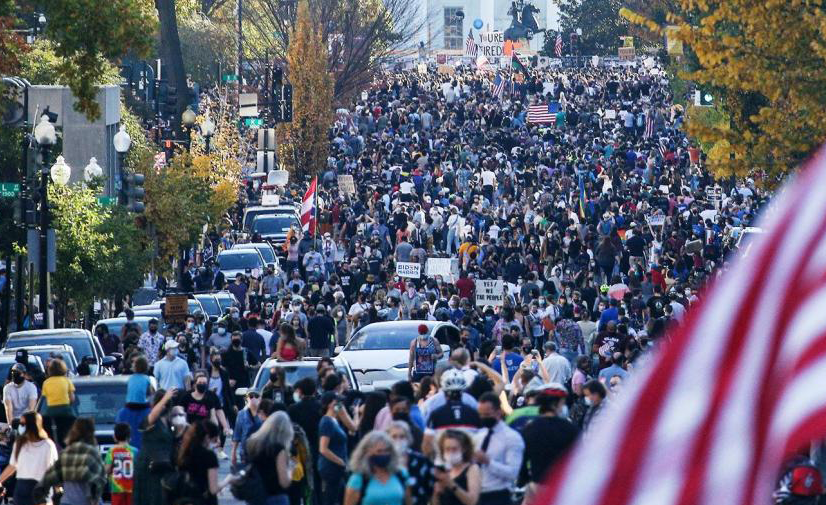 মার্কিন প্রেসিডেন্ট নির্বাচন; জো বাইডেনের বিজয়ে হোয়াইট হাউজের সামনে সমর্থকদের উচ্ছ্বাস
