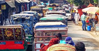 কালীগঞ্জ পৌরশহরে যানবাহনের জটে নাকাল পৌরবাসী