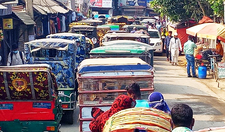কালীগঞ্জ পৌরশহরে যানবাহনের জটে নাকাল পৌরবাসী