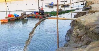 প্রশাসন নির্বিকার; গোবিন্দগঞ্জে নদী থেকে বালু তোলা বন্ধ হয়নি