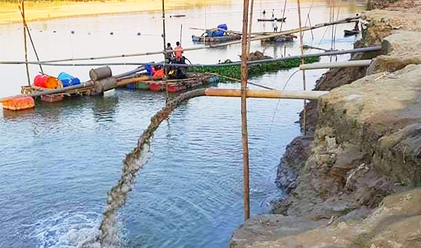প্রশাসন নির্বিকার; গোবিন্দগঞ্জে নদী থেকে বালু তোলা বন্ধ হয়নি
