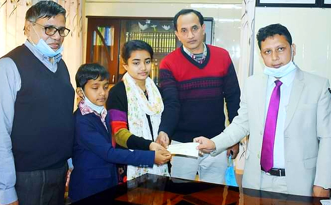 প্রধানমন্ত্রীর ত্রাণ তহবিলে শিক্ষকের ৬ মাসের বেতন প্রদান 