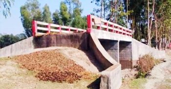 দুপাশে মাটি না থাকায় জনগণের কাজে আসছেনা সেতু