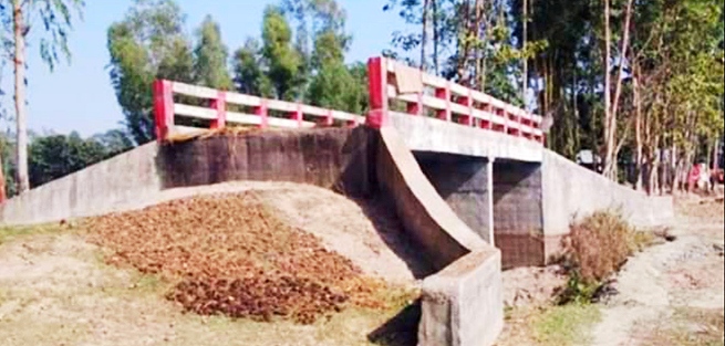 দুপাশে মাটি না থাকায় জনগণের কাজে আসছেনা সেতু