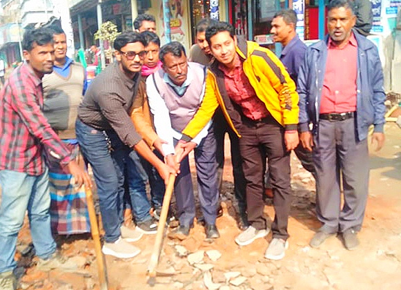পলাশবাড়ীতে রাস্তার কাজের উদ্বোধন করলেন নবনির্বাচিত পৌর মেয়র 