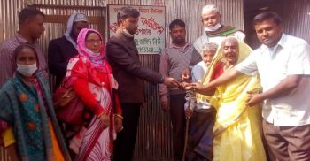 পলাশবাড়ীতে বৃদ্ধ মা ও বাকপ্রতিবন্ধী ছেলেকে সাহায্য করলেন ইঞ্জিনিয়ার আবু জাহিদ নিউ