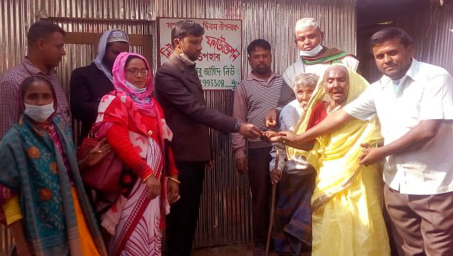 পলাশবাড়ীতে বৃদ্ধ মা ও বাকপ্রতিবন্ধী ছেলেকে সাহায্য করলেন ইঞ্জিনিয়ার আবু জাহিদ নিউ