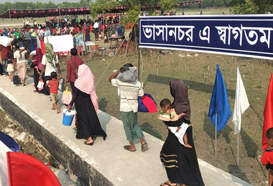 রোহিঙ্গা নিয়ে ভাসনচরে পৌঁছেছে নৌবাহিনীর ৮টি জাহাজ