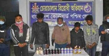 মোংলায় বিদেশী মদ সহ আটক ৫