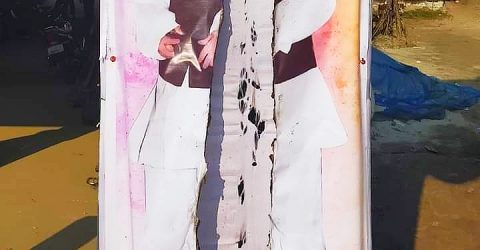 মোংলায় তোরণে বঙ্গবন্ধুর ছবিতে আগুন দেওয়ার অভিযোগ