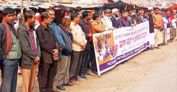 বগুড়া সাংবাদিকের ওপর হামলার প্রতিবাদে পলাশবাড়ীতে মানববন্ধন