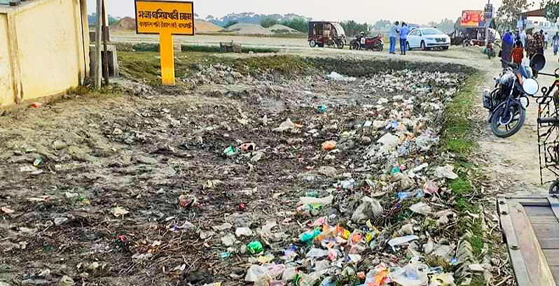 রামপালের হাট বাজার এখন বর্জ্যের ভাগাড়, বর্জ্যমুক্ত করতে চান ইউএনও