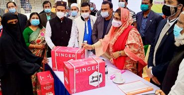কালীগঞ্জে দুঃস্থ অসহায় নারীদের মাঝে সেলাই মেশিন বিতরণ