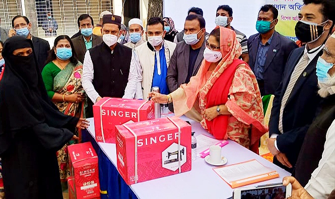 কালীগঞ্জে দুঃস্থ অসহায় নারীদের মাঝে সেলাই মেশিন বিতরণ
