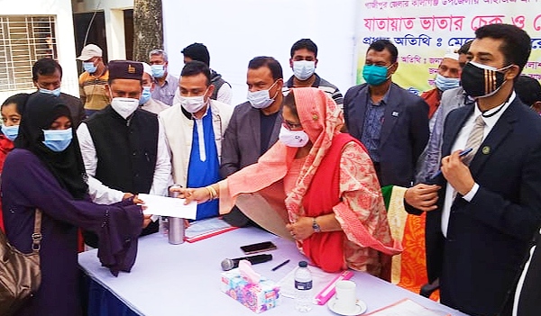 কালীগঞ্জে প্রশিক্ষণার্থীদের মাঝে যাতায়াত ভাতার চেক বিতরণ