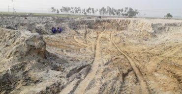 পলাশবাড়ীর সাকোয়া ব্রীজ সংলগ্ন এলাকায় বালু উত্তোলন