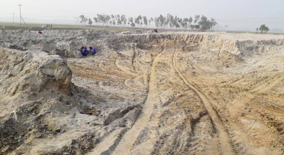 পলাশবাড়ীর সাকোয়া ব্রীজ সংলগ্ন এলাকায় বালু উত্তোলন