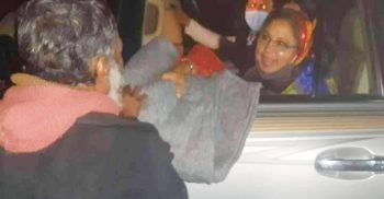 নির্বাচনী এলাকা ঘুরে ঘুরে শীতার্ত মানুষের মাঝে কম্বল বিতরণ