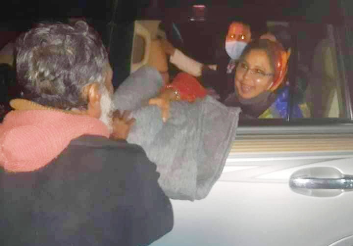 নির্বাচনী এলাকা ঘুরে ঘুরে শীতার্ত মানুষের মাঝে কম্বল বিতরণ