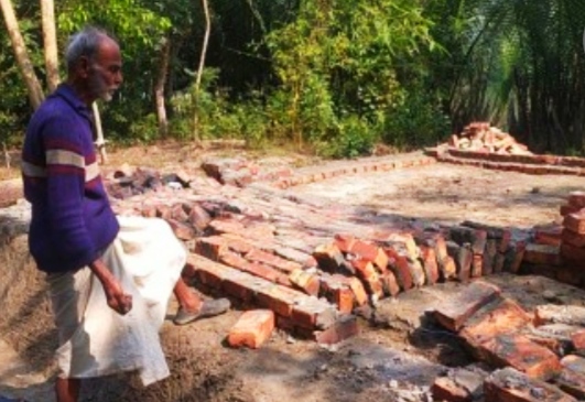 ১২ দিন যেতেই ভেঙে পড়ল ‘প্রধানমন্ত্রীর উপহার’ ঘরের দেয়াল 