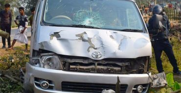 পলাশবাড়ীতে মাইক্রোবাস চাপায় নিহত ১