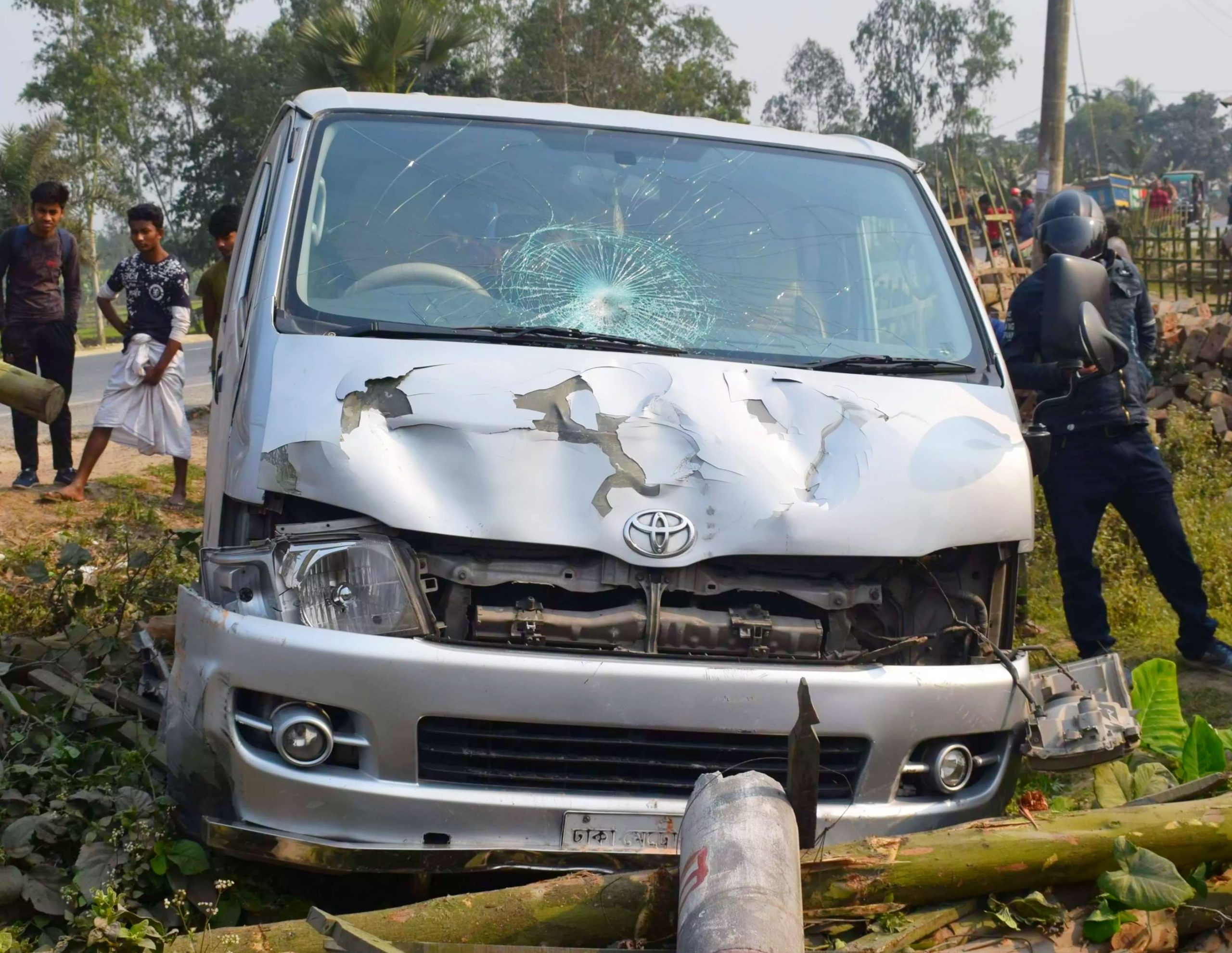 পলাশবাড়ীতে মাইক্রোবাস চাপায় নিহত ১