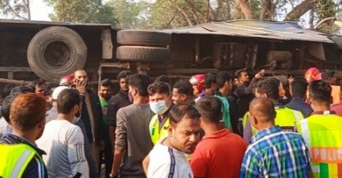 কালীগঞ্জে যাত্রীবাহী বাস উল্টে শিশুসহ নিহত ১০