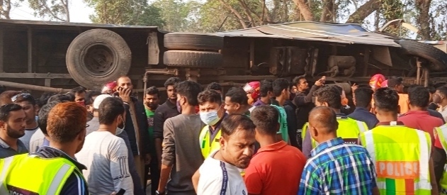কালীগঞ্জে যাত্রীবাহী বাস উল্টে শিশুসহ নিহত ১০