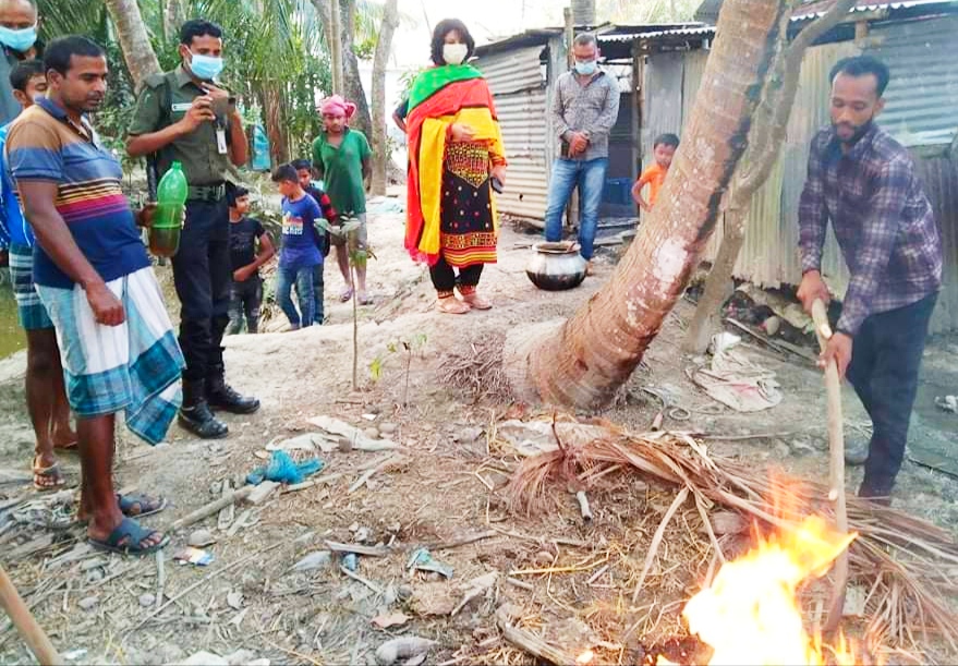 মোল্লাহাটে জেলি পুশকৃত চিংড়ি মাছ পুড়ে ফেলে ভ্রাম্যমাণ আদালত 