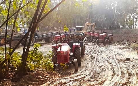 পলাশবাড়ীতে আবাদি জমিতে পুকুর খননের মহোৎসব 