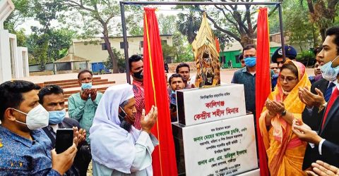 শহীদ মিনার ও স্বাধীনতা স্তম্ভের উদ্বোধন করলেন সাবেক প্রতিমন্ত্রী মেহের আফরোজ চুমকি এমপি