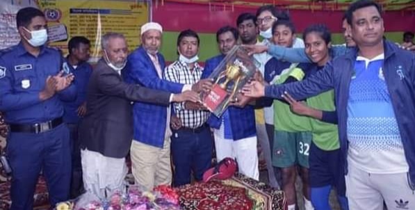 পলাশবাড়ীতে প্রমিলা প্রীতি ফুটবল ম্যাচ 
