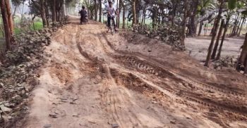 পলাশবাড়ীতে করতোয়ার বাঁধ কেটে বালু ব্যবসা