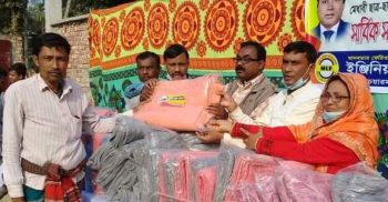 পলাশবাড়ীতে নিউ লাইফ ফাউন্ডেশনের উদ্যোগে রিক্সা-ভ্যান চালকদের মাঝে কম্বল বিতরণ