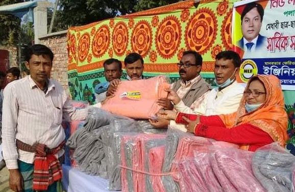 পলাশবাড়ীতে নিউ লাইফ ফাউন্ডেশনের উদ্যোগে রিক্সা-ভ্যান চালকদের মাঝে কম্বল বিতরণ