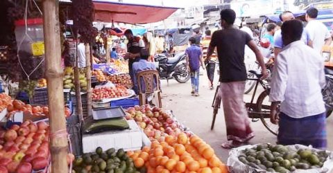 পলাশবাড়ীতে ফুটপাত দখল করে ব্যবসা, ভোগান্তিতে পথচারী