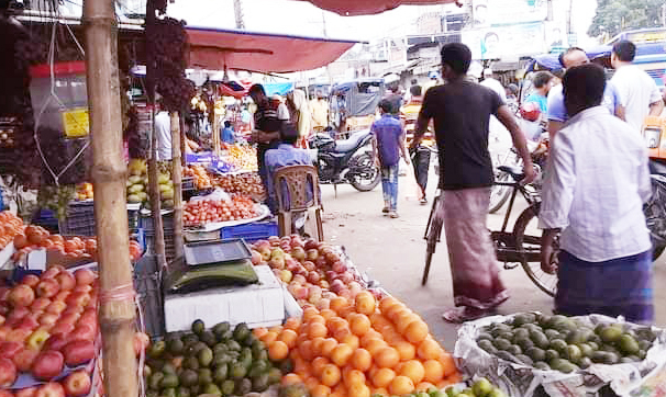 পলাশবাড়ীতে ফুটপাত দখল করে ব্যবসা, ভোগান্তিতে পথচারী